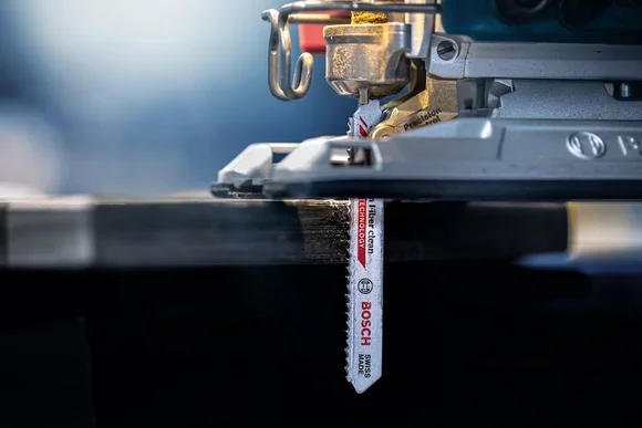 Stichsäge sägt in dunkles Holz